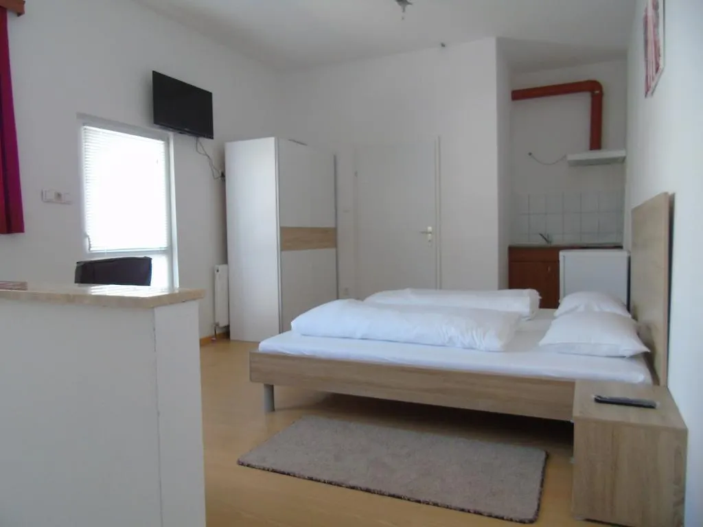 Cafe 168 Bed & Breakfast Viyana 2*,